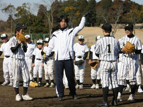 井川（中央）は地元の野球少年達にアドバイスをおくる