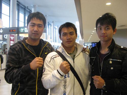 台湾から成田空港に到着した巨人の台湾出身の育成３選手。左から林イーハウ、新入団の黄志龍、李リーフォン