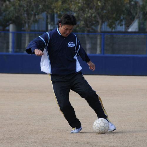 横須賀で合同自主トレを行い、アップのサッカーをする村田
