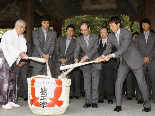必勝祈願に訪れた筥崎宮で、鏡開きをするソフトバンクの秋山監督（左から２人目）、王会長（中央右）、川崎（手前右端）