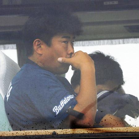 死亡した小瀬浩之外野手の遺体を見送り、球場に向かうバスでうつむく北川（左）らオリックスナイン