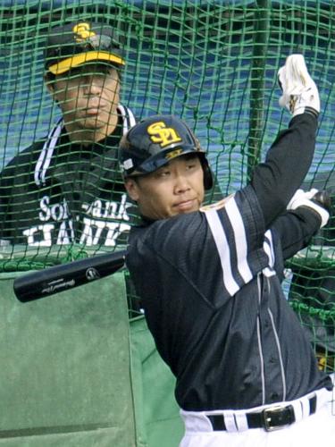 秋山監督が見守る中、ケージで打撃練習するソフトバンクのイ・ボムホ