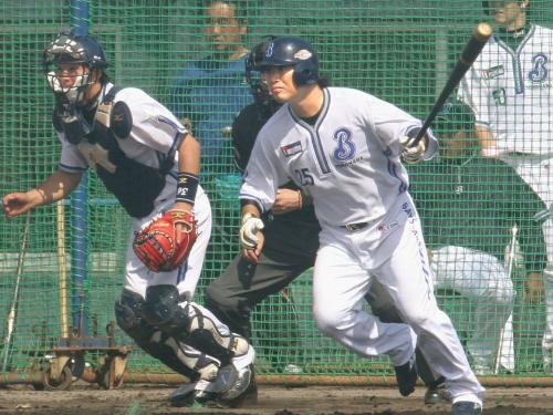 実戦的な打撃練習で、右方向へ打球を放つ横浜・村田