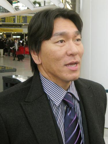 ニューヨークの国際空港に到着し、報道陣に意気込みを語るエンゼルスの松井秀喜