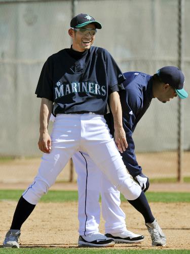 走塁練習中、グリフィー（右）にソックスのしわを直され、笑顔を見せるマリナーズ・イチロー