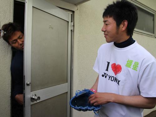 寮の出入り口で取材を受ける雄星（右）は「出ていいか」と聞く木村に笑顔