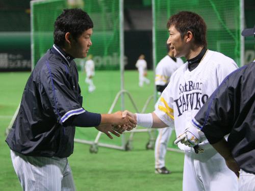 ＜ソ・横＞横浜高校の先輩・多村（右）にあいさつする筒香