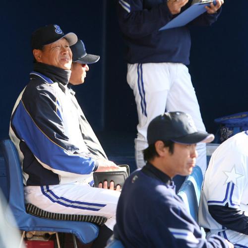 ＜横・日＞またも勝てなかった横浜・尾花監督はベンチで渋い表情を見せる