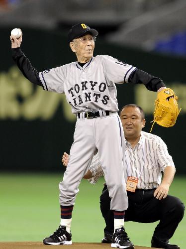 ２００９年７月、巨人―横浜戦で始球式を務める巨人最高齢ＯＢの前川八郎氏