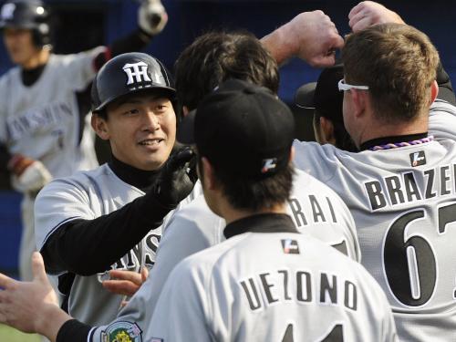 ６回、２打席連続本塁打を放ちブラゼル（右端）らに迎えられる阪神・桜井