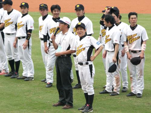 台湾・台北県の野球場で、試合を終えて観客にあいさつするタレントの萩本欽一（手前右）と茨城ゴールデンゴールズの選手ら
