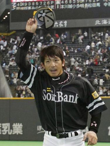 ファンの声援に応える、決勝ソロを放ったソフトバンク・松田