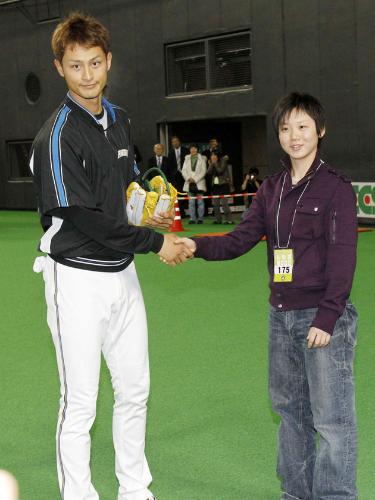 試合前、女子スピードスケートの高木美帆（右）と握手する日本ハムのダルビッシュ