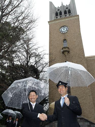 大隈講堂を背に同期の競艇・江口晃生（左）と笑顔で記念撮影に納まる桑田氏