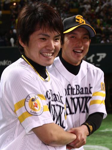 ＜ソ・オ＞投打のヒーロー杉内（左）と川崎は笑顔で握手を交わす