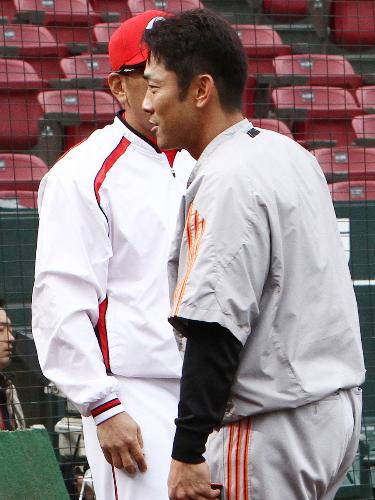 試合前、巨人・木村拓コーチ（右）と言葉を交わしていた広島・野村監督