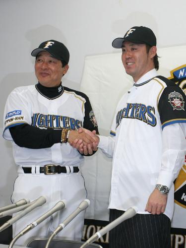 ＜日・西＞試合前、横浜から移籍した石井は会見で梨田監督（左）と握手