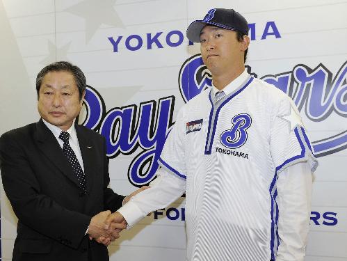 横浜に復帰し、佐藤貞二球団常務と握手する大家友和投手