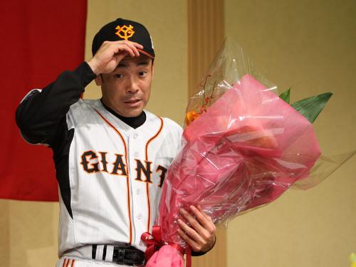 ２００９年１１月７日、日本一となった日に、記者会見で今季限りで現役引退を表明し、花束を受け取り涙をためる巨人・木村拓也内野手。