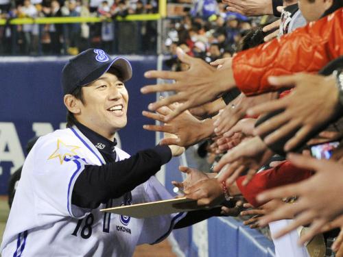 今季初登板で勝利し、ファンと握手する横浜・三浦