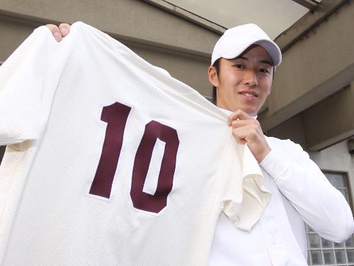 春季リーグ戦を前に、主将ナンバー「１０」のユニホームをもらった斎藤