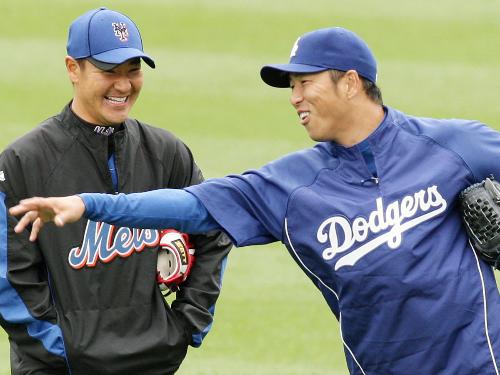 試合前、野球談義に花を咲かせる黒田（右）と高橋
