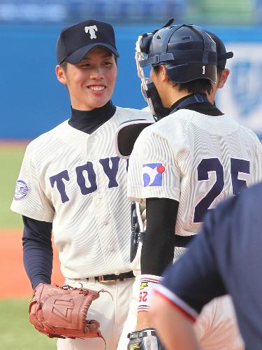 ３戦連続完封勝利の東洋大・藤岡（左）は捕手・佐藤と笑顔でハイタッチ