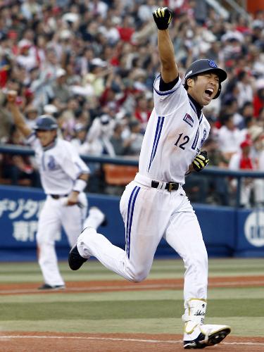 ９回、サヨナラ打を放ちガッツポーズで一塁へ向かう横浜の井手