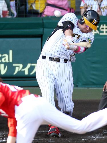 ＜阪神・広島＞７回裏無死、ブラゼルは右中間二塁打を放つ。投手前田健