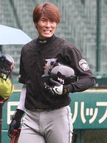 日本ハム・糸井は雨の中、笑顔で打撃練習に向う