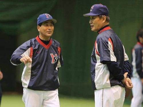 高田監督（左）と談笑する伊勢臨時打撃コーチ
