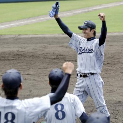京滋大学野球リーグで優勝を決め、喜ぶ仏教大の大野雄投手