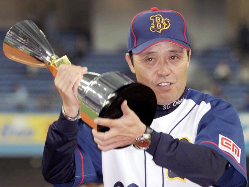 プロ野球交流戦で初優勝を果たし、カップを掲げるオリックス・岡田監督