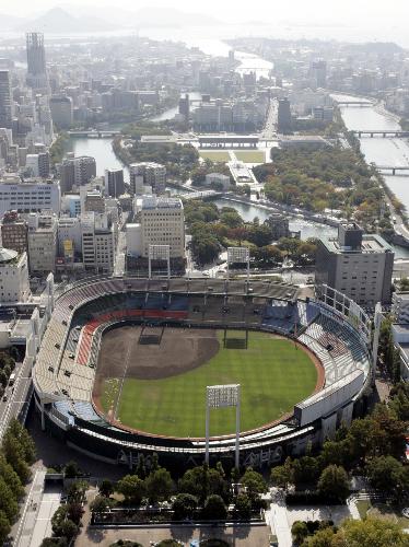 旧広島市民球場と平和記念公園（中央奥）