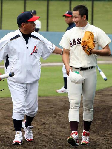 大学日本代表・榎本監督（左）と笑顔で話をする早大・斎藤は４度目の大学日本代表入りを果たした