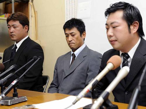 野球賭博に関する記者会見でうなだれる大阪ゴールドビリケーンズの（右から）宮本高明代表、村上隆行監督、石毛博史コーチ