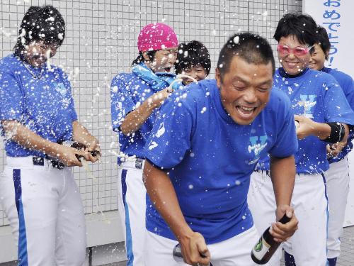 日本女子プロ野球リーグで前期優勝し、祝賀会でビールかけをする兵庫の川越監督（手前）と選手ら