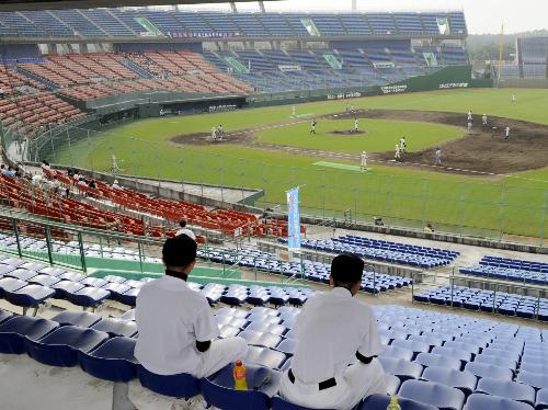 口蹄疫問題が終息しないまま行われた全国高校野球選手権大会宮崎大会で、一般観客の入場が認められず空席ばかりのスタンド