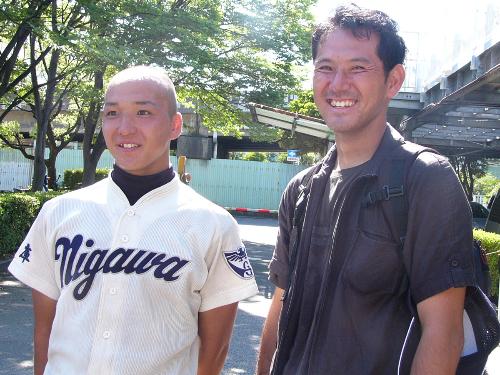 仁川学院の杉本コーチ（右）とリリーフした星野尚大