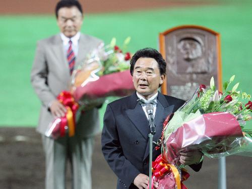 殿堂入り表彰式で、花束を手にあいさつする東尾修氏