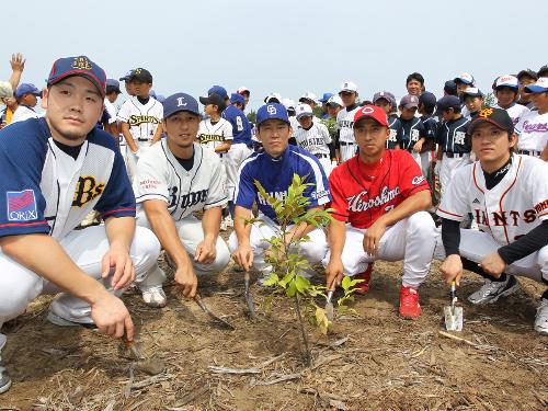 地元の子供たちと植樹した（左から）Ｔ－岡田、中島、井端、東出、松本