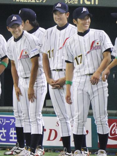 試合終了後、榎本監督のインタビューを聞き、笑顔を見せる大学日本代表の（左から）斎藤、菅野、藤岡の投手陣