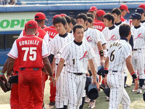 試合後、キューバナインと握手をかわす斎藤（中央）ら日本ナイン