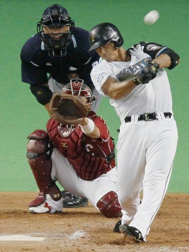 ８回日本ハム無死、中田が左越えに４試合連続本塁打となるソロを放つ