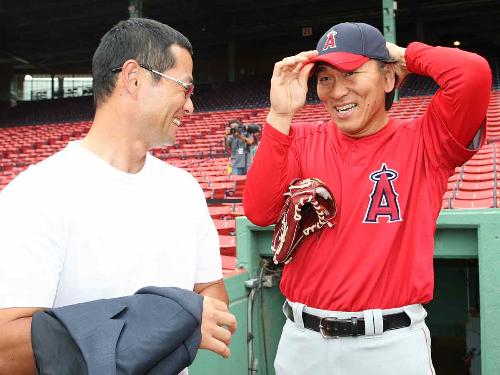 ＜レッドソックス・エンゼルス＞試合前、球場を訪れた桑田真澄氏（左）と談笑するエンゼルス・松井