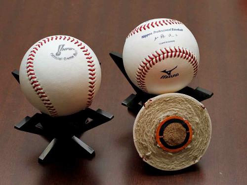 来季からプロ野球で統一して使用されるミズノ社製の低反発球とその断面。左は今季まで使用されている同社製の公式球