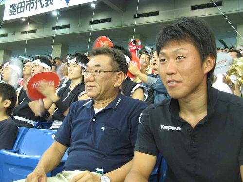 ベンチから外れたトヨタ自動車・磯村（右）は、父・吉範さんと一緒にチームを応援した。