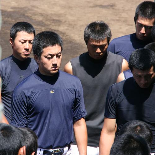リーグ戦前日、最後のミーティングで高橋監督の話に聞き入る沢村（前列左）