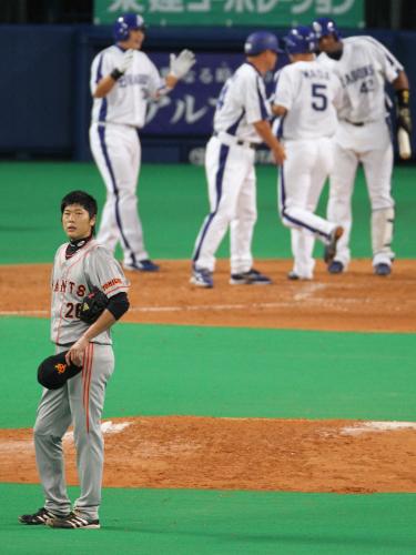 ＜中・巨＞５回、和田に２点本塁打を浴び、悔しげな表情を浮かべる内海