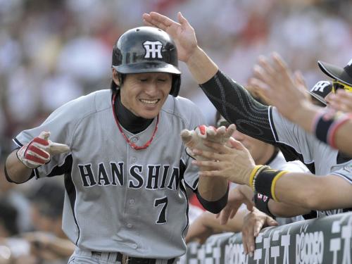 ３回、鳥谷の三塁打で生還し手荒い祝福を受ける、先制打を放った阪神・藤川俊
